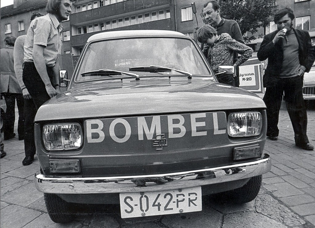 FSM Tychy, 27.07.1974 – Parada aut Polski Fiat 126p na ulicach w Tychach (FCA Poland Archiwum)